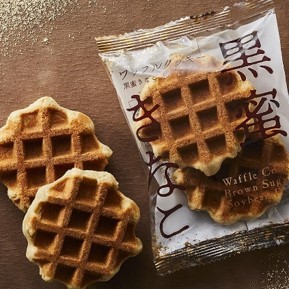 ワッフルクッキー黒蜜きなこ　きなこの香ばしさと、沖縄県産黒蜜のコクが感じられる味わいです。 ざくざくとした食感も心地よく、和テイストをお楽しみいただけます。